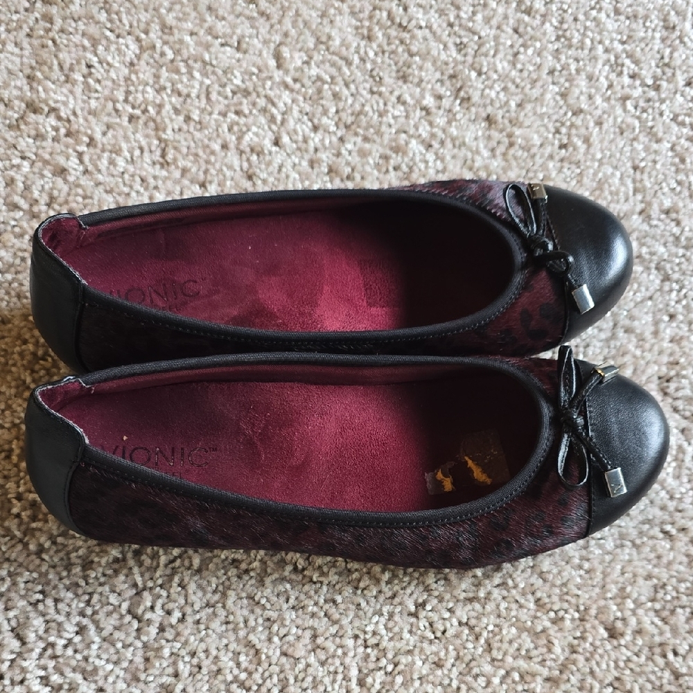 Vionic Women's Black and Burgundy Loafers